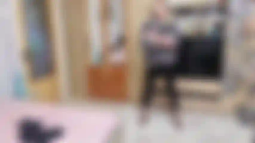 Provocando você com minhas calças de látex e casaco de pele.