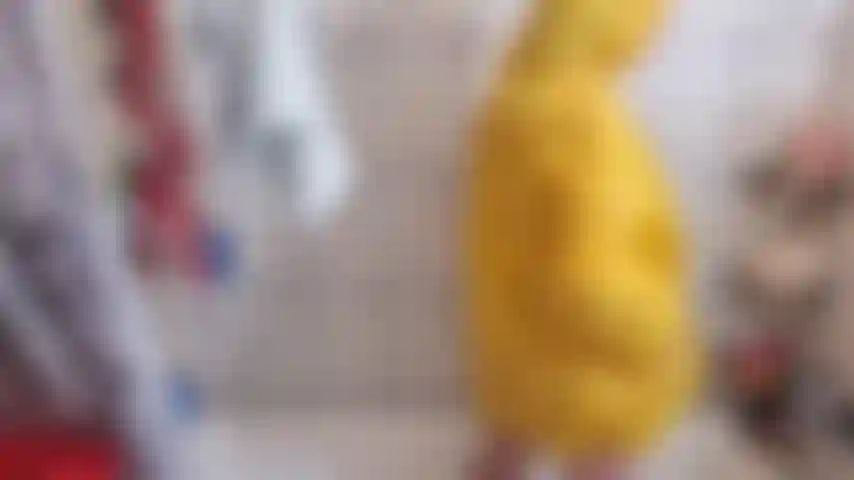 Tease, brinco de bucetinha enquanto uso poncho no banho.