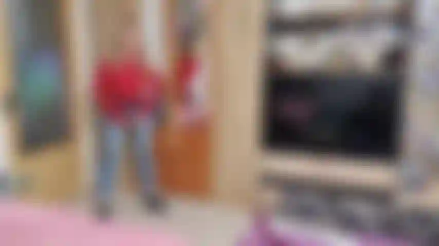 Provocando você enquanto modelo meus jeans de cintura alta e enfio a camisa enquanto falo sacanagem com você.