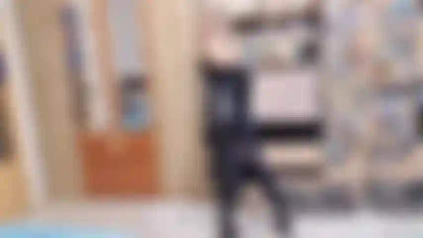 Provoco você com meu vestido justo, luvas de látex, salto alto.