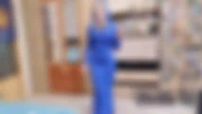 Provocando você com meu vestido apertado e brilhante e salto alto enquanto fumo.