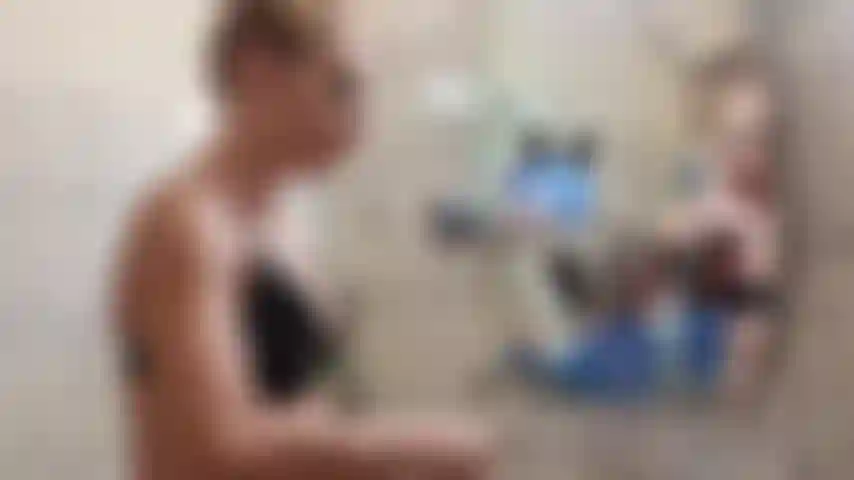 Fetiche por lavar dentes, cuspir em sutiã de látex.