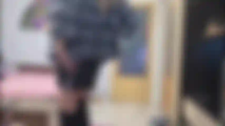 Pele, couro e botas de salto alto provocam.