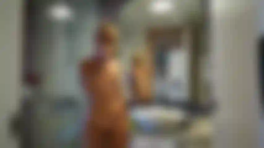 Lava dentes e língua, fetiche por cuspir.