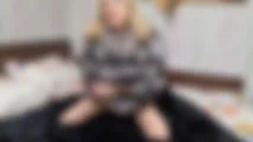 Provocando você com meu casaco de pele e lingerie de couro.