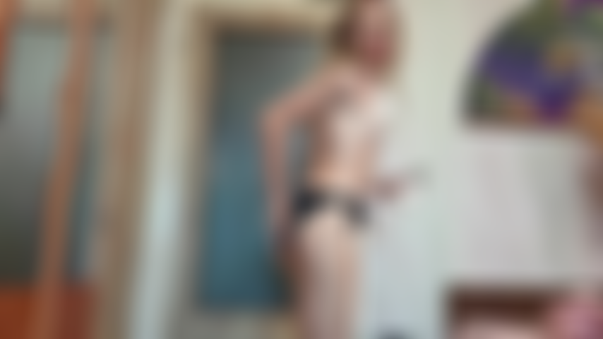 Fazendo sexo anal com um vibrador e cavalgando um vibrador anal.