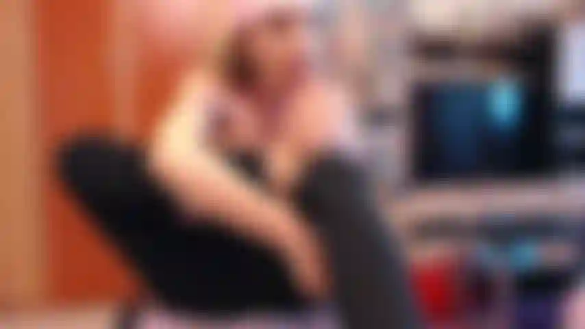 Cuspindo, lambendo e chupando os próprios pés, conversa suja.