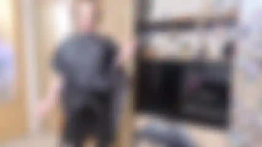 Dominação feminina, tabagismo, látex, capa de cabeleireira.