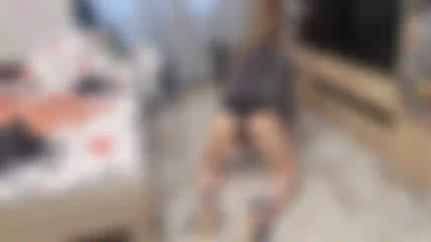 Casaco de pele, rebolado e strip.