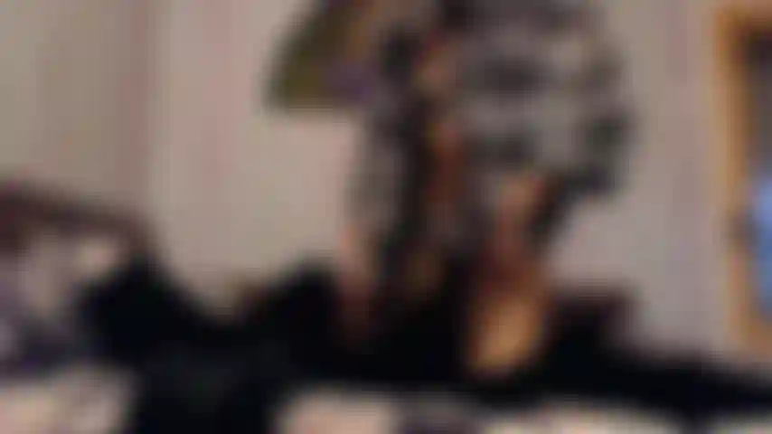 Striptease, salto alto, casaco de pele, lingerie látex.