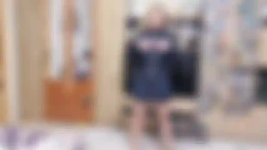 Provocando você com minha jaqueta de inverno fofa.