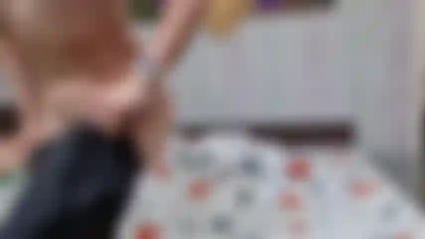 Provoco você com minha bunda em calça de náilon.