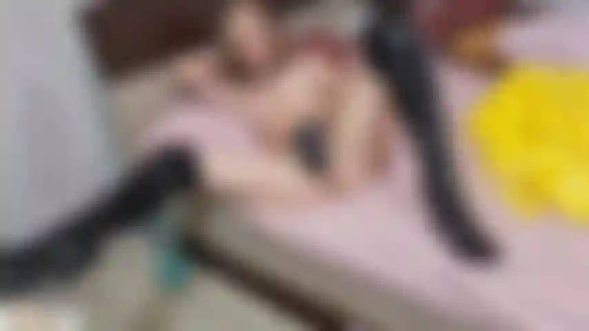 Me masturbo enquanto uso luvas e botas de couro.