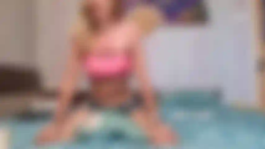 Transando no travesseiro enquanto uso short jeans e sutiã esportivo.