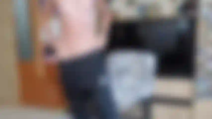 Te provoco com minha calça de nylon, enquanto falo sacanagem com você, me masturbo pela minha calça de nylon até gozar.