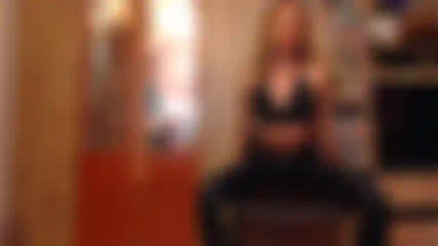 Batendo minha bunda de couro no seu pau.