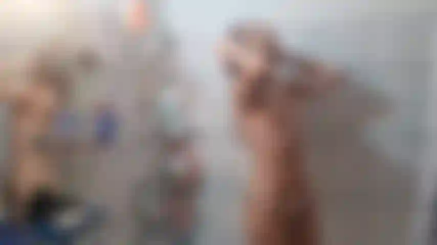 Diversão no banho e fetiche por lavar o cabelo.