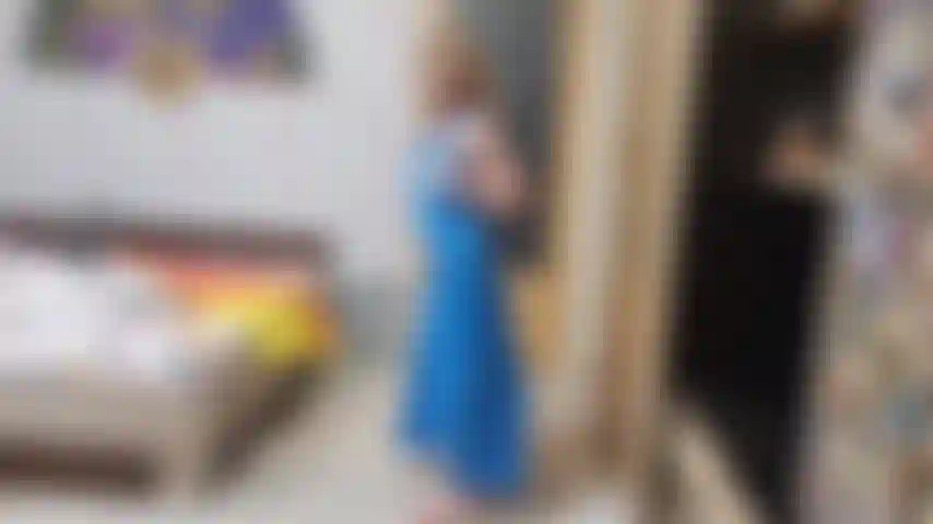 Modelando meus aventais de pvc enquanto brinco com meus peitos e buceta.