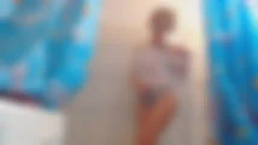 Camiseta molhada, masturbação no banho.