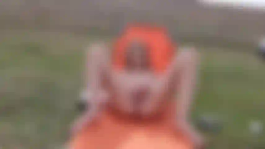 Me masturbo ao ar livre enquanto fumo.