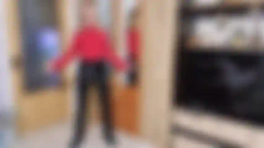 Provoco você enquanto movo meus quadris usando calças brilhantes.