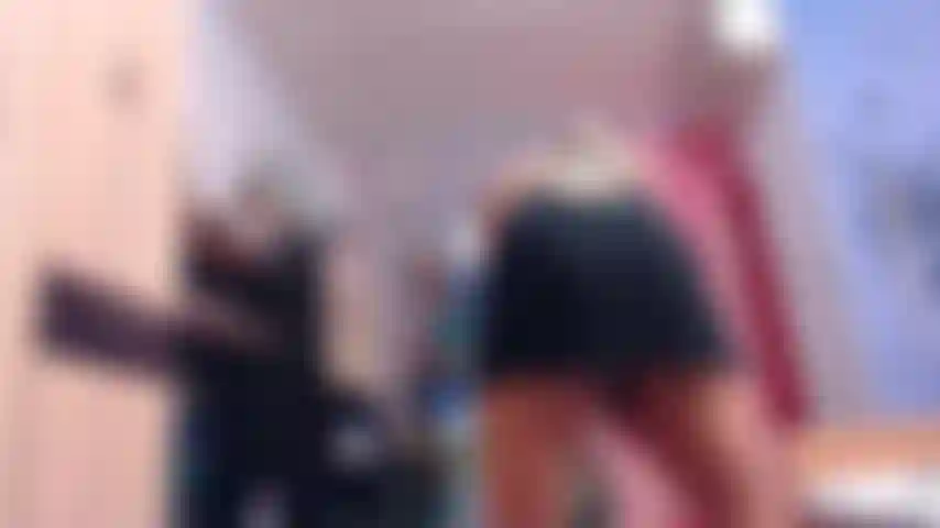 Meia-calça, saia levantada e salto alto provocante.