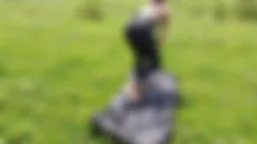 Faço alongamento ao ar livre enquanto uso calças de náilon.