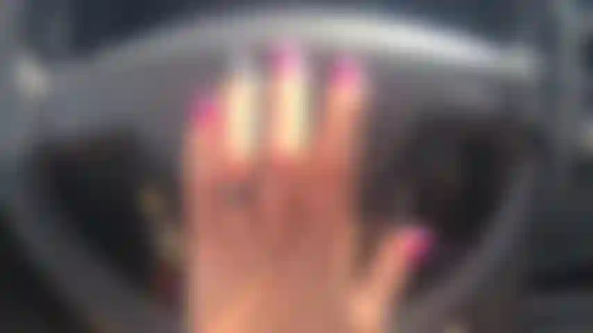 Pregos batendo no volante.