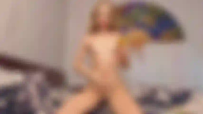 Lubrifico meu corpo e espirro alto enquanto te provoco.