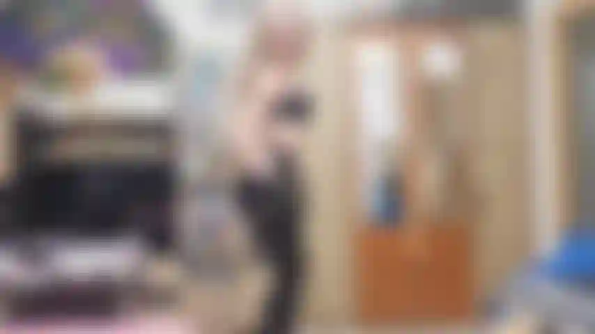 Provocando você com meu batom preto, calça de látex e luvas de látex.