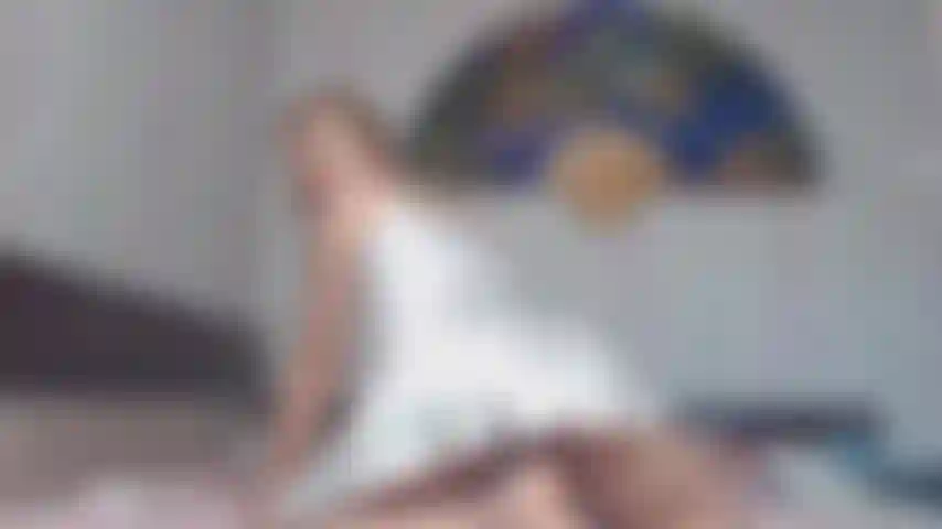 Monto meu vibrador e provoco você enquanto uso camisola de cetim.