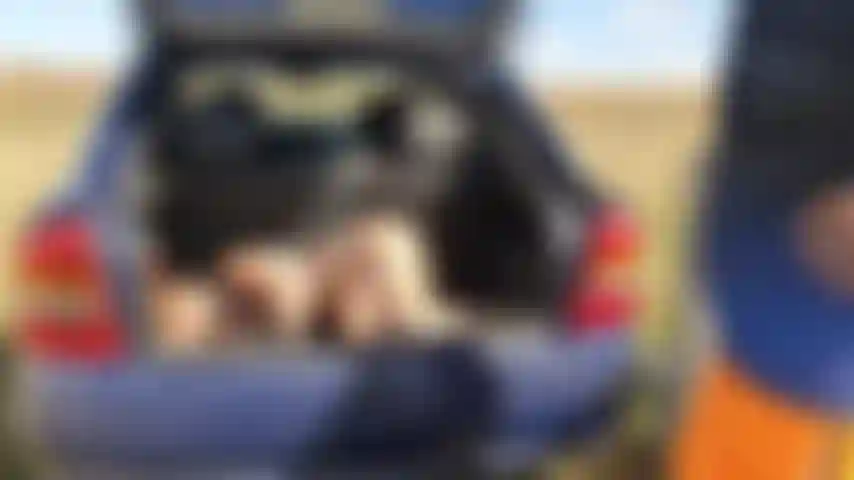 Luta, balançando o carro enquanto estou amarrado no porta-malas.