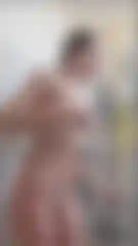 Lavo o cabelo, me masturbo debaixo d'água, fumo, fetiche por espuma, ducha vaginal.