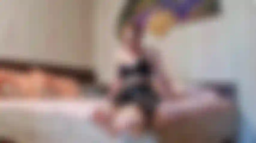 Adoração aos pés, então ouço um barulho embaixo da minha cama e algo me arrasta para lá.