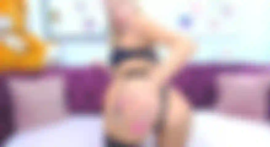 Pingando, gemendo e totalmente aberta só para você.