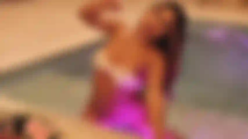 I know that you wanna make me squirt here in the pool!