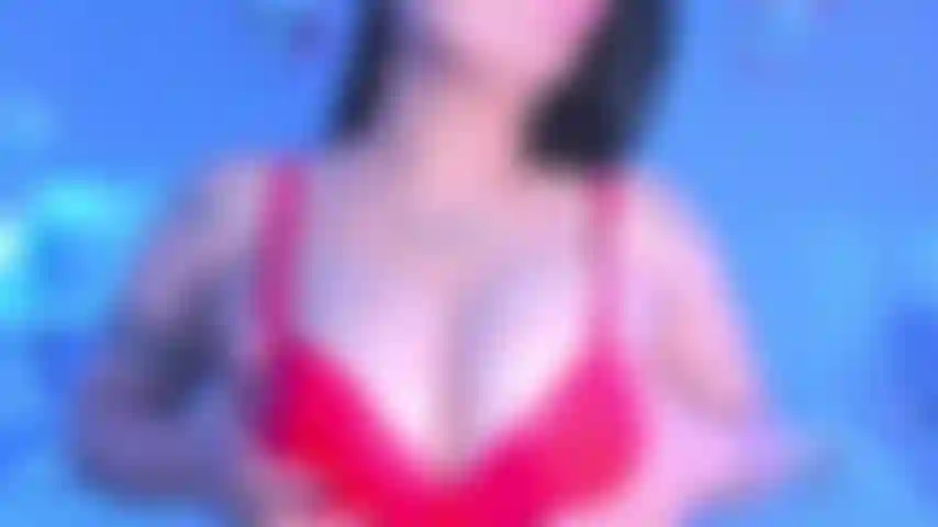 Sutiã vermelho, seios franzidos.