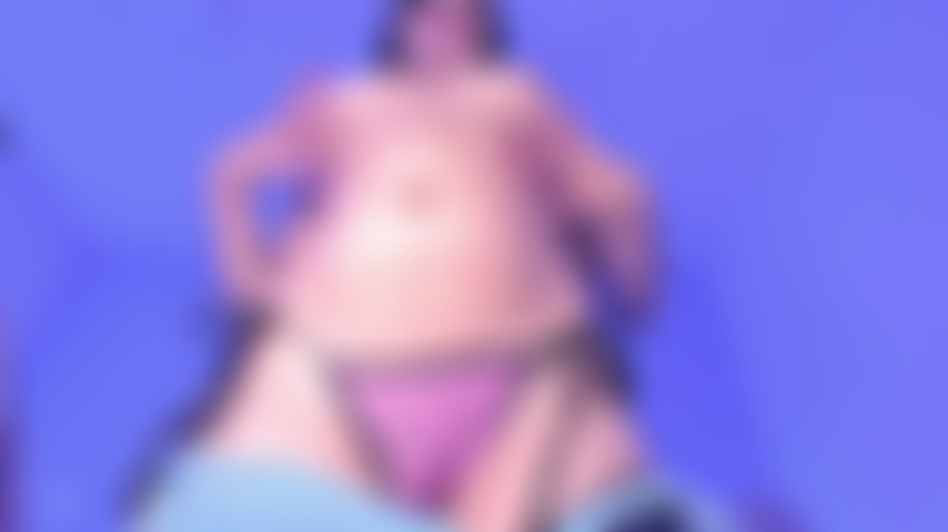 Balançando e mostrando minha bunda.