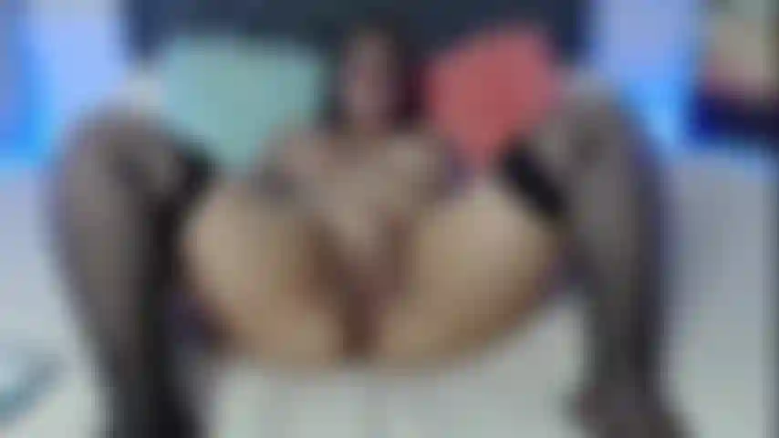 Dou minha buceta com força.