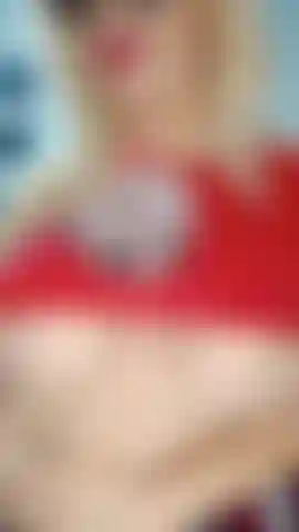 Com minha saia xadrez me toco e brinco com meus peitos para você.