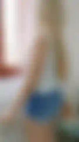 Em frente à janela.