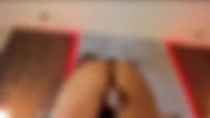 Minha bucetinha estava tão gostosa que queria um pau grande e grosso. Com esse pau cheguei ao ponto mais alto da satisfação. Minha bucetinha ficou satisfeita e feliz.