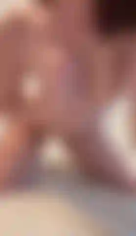 Brinco com meus peitos e buceta para você.