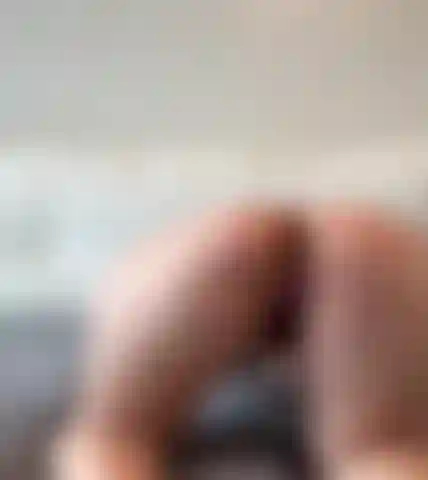 Me masturbo minha bucetinha de frente e de trás.