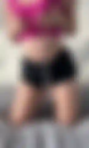 Faço striptease e masturbação de frente e costas.