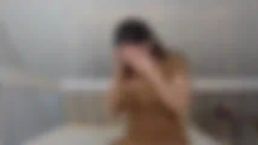 Natasha legal pega meio-irmão se masturbando vendo pornografia de peitos grandes.