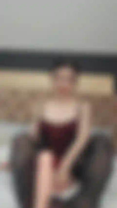 Acaricio o vibrador entre meus pés de náilon.