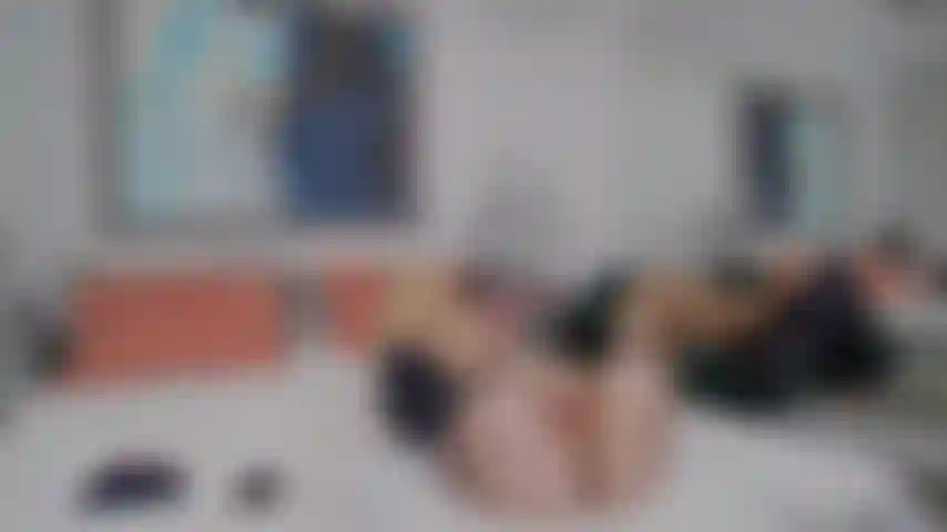 Brincando com meu clitóris, enquanto te provoco.