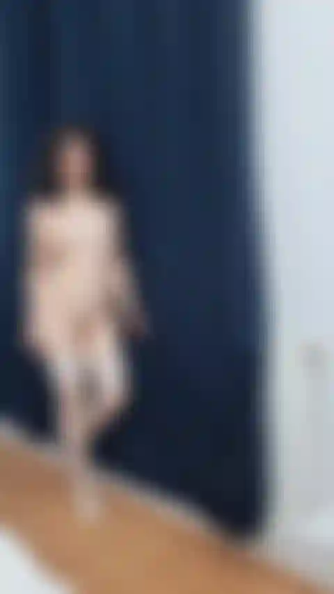 Andando nua, só de meia branca e salto branco, apresento meu corpo sexy.