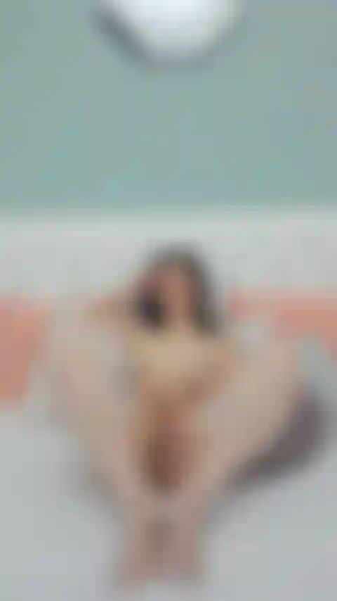 Brinco com minha bucetinha até gozar de um orgasmo